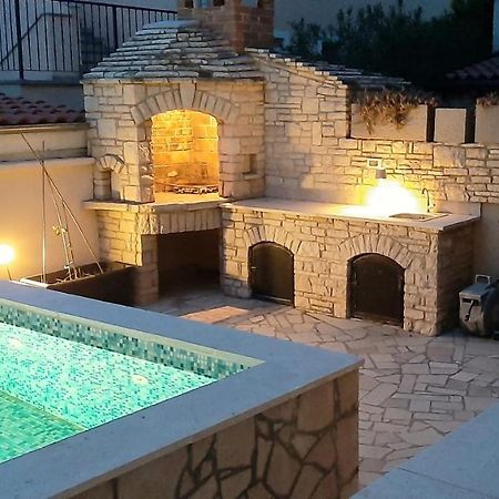 Helle Ferienwohnung mit Privatpool und gemütlicher Grillecke Ližnjan Exterior foto
